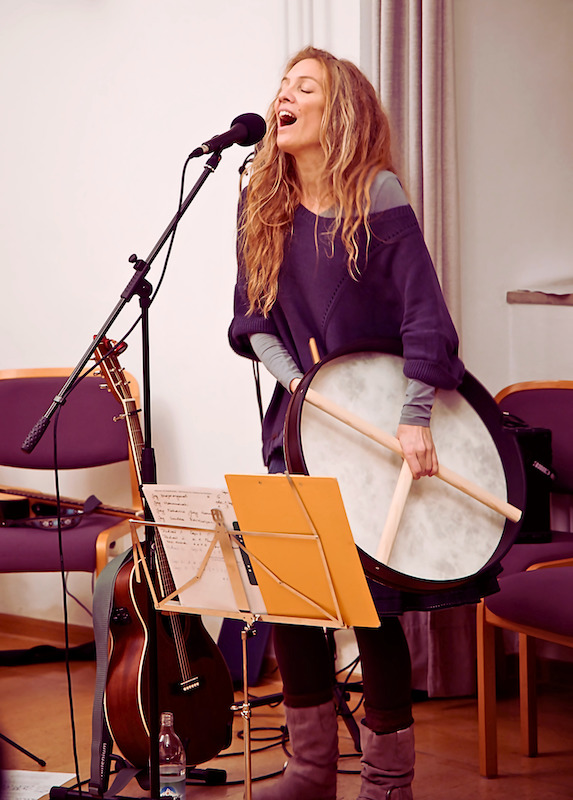 Cataleya Fay singend am Mikrophon